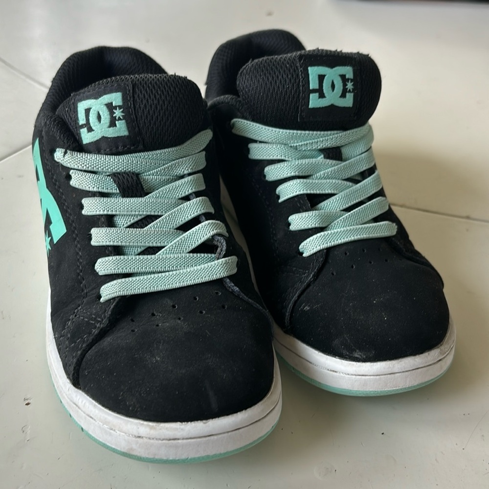 🌸EUC DC Black and Green Sneakers EUC